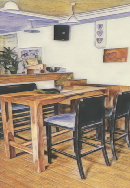 Gemütliche Sitzecke in der Jack Inn Gaststube mit Holztischen