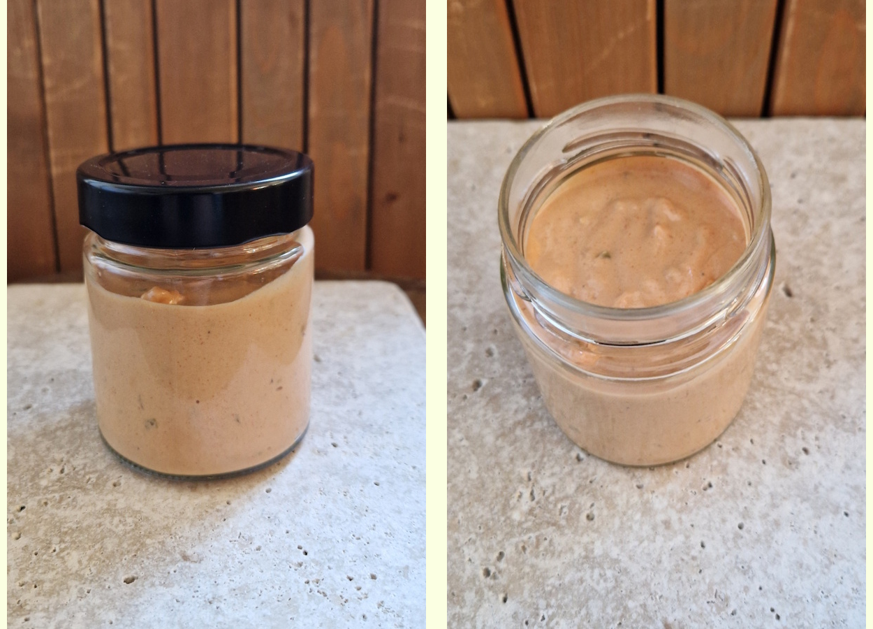 Schüssel mit würziger hausgemachter Sauce und Kräutern