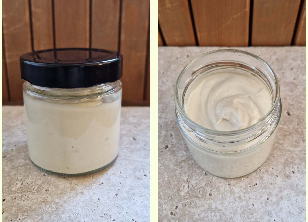 Glas mit hausgemachter veganer mayocreme auf Holzbrett